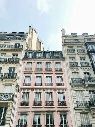 Façade d'un immeuble parisien avec ses balcons